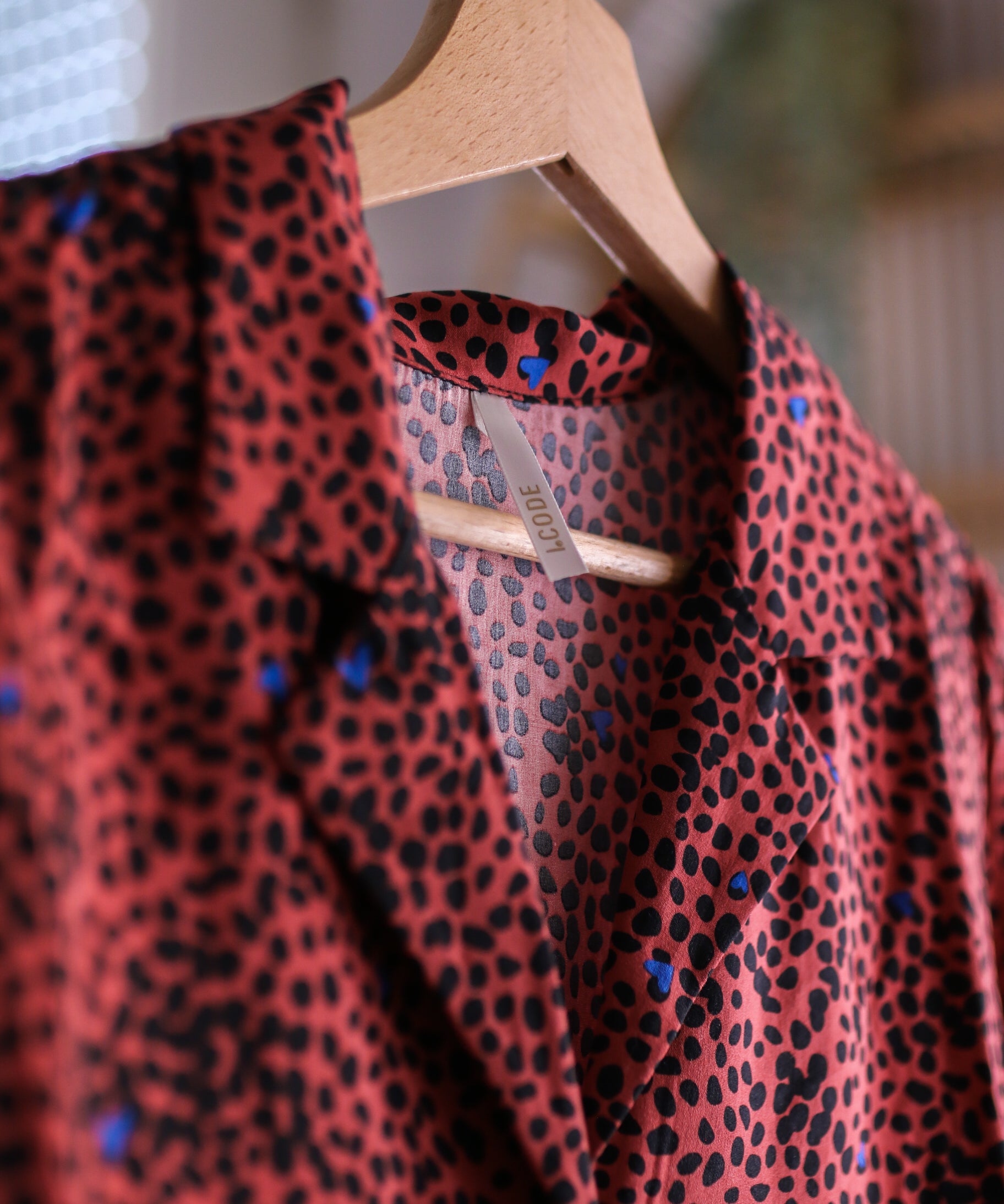 Chemisier - Rouge motifs coeurs bleus - I.Code