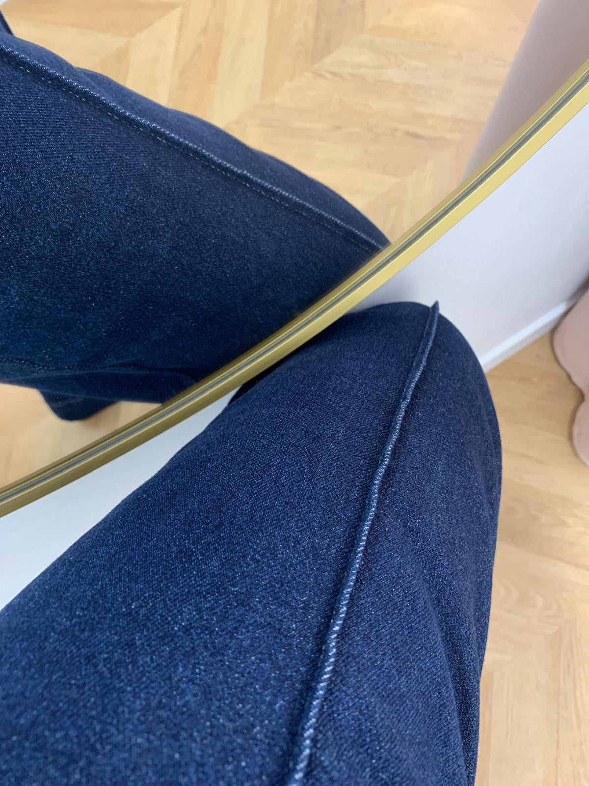 Jean BOOK CLUB C'EST BEAU LA VIE brut – détail couture apparente sur la jambe