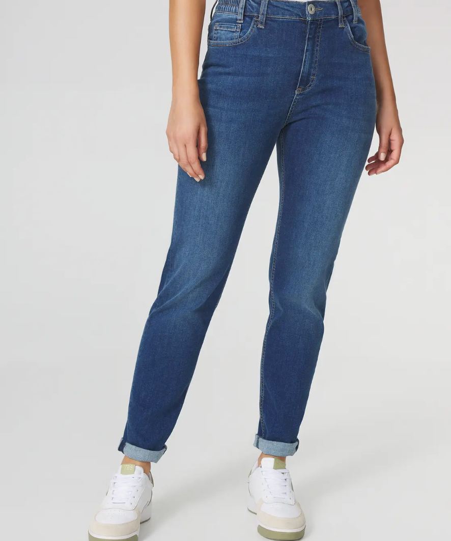 Jean Naomipoc TBS bleu coupe droite porté avec baskets blanches