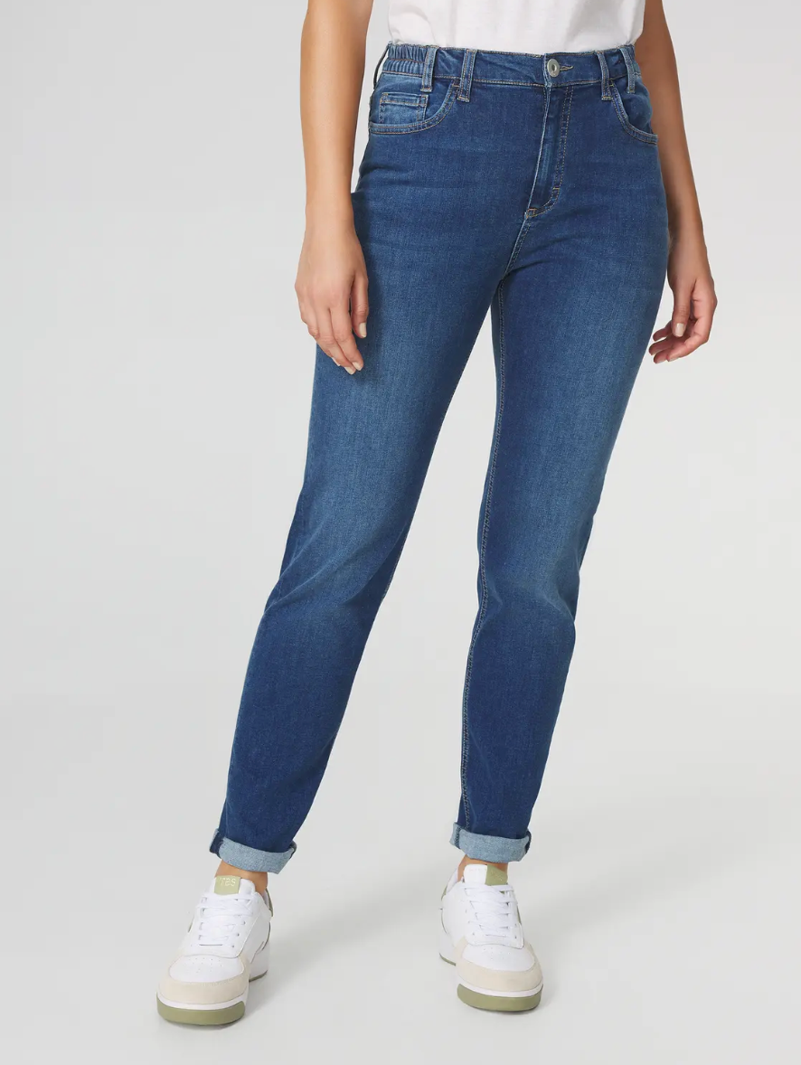 Jean Naomipoc TBS bleu coupe droite porté avec baskets blanches