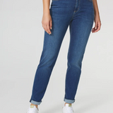 Jean Naomipoc TBS bleu coupe droite porté avec baskets blanches