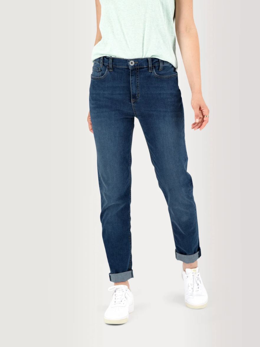 Jean droit bleu Naomipoc TBS femme porté avec revers aux chevilles