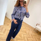 Jean large Viflorie VILA Dark Blue Denim porté avec une blouse