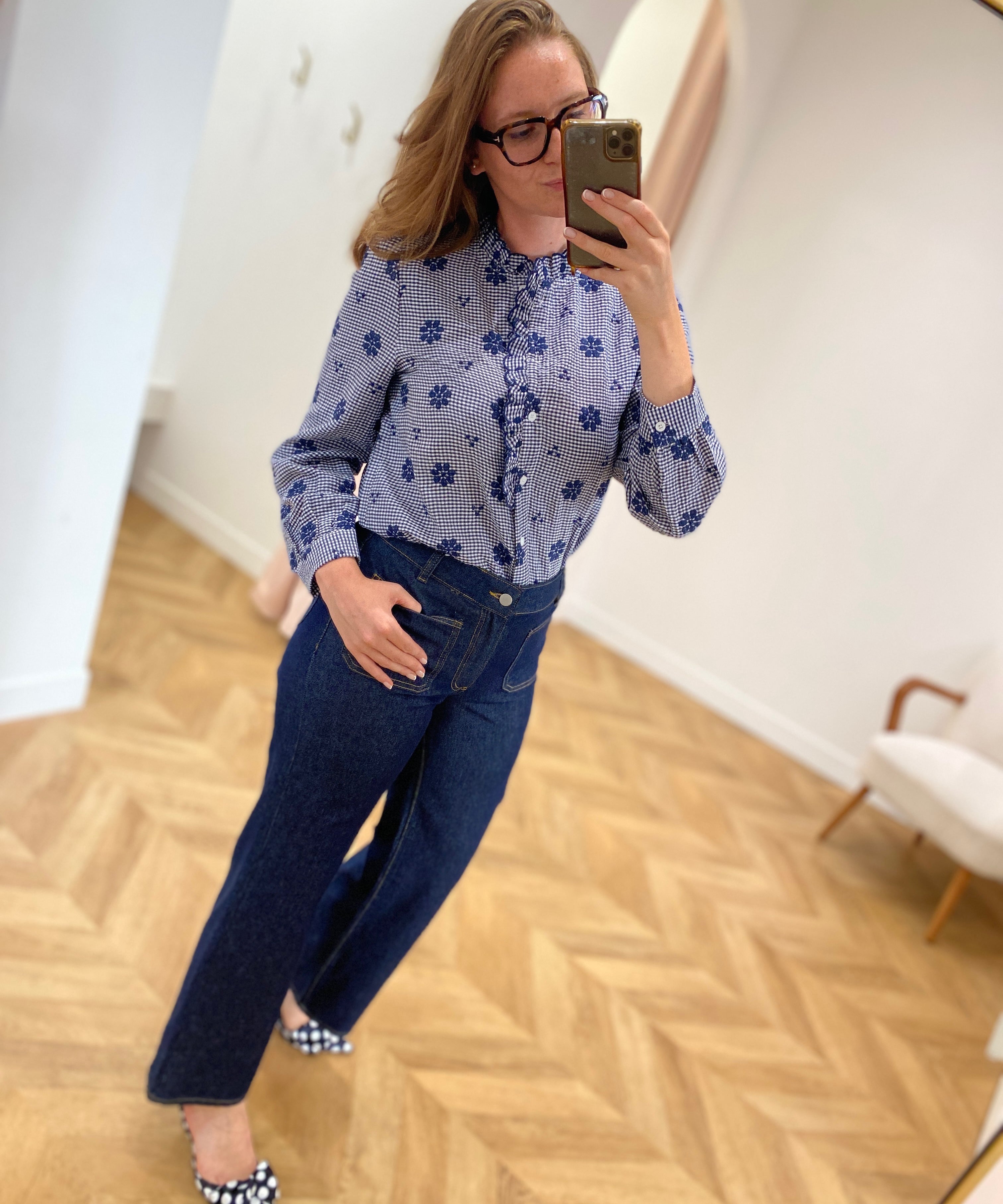 Jean large Viflorie VILA Dark Blue Denim porté avec une blouse