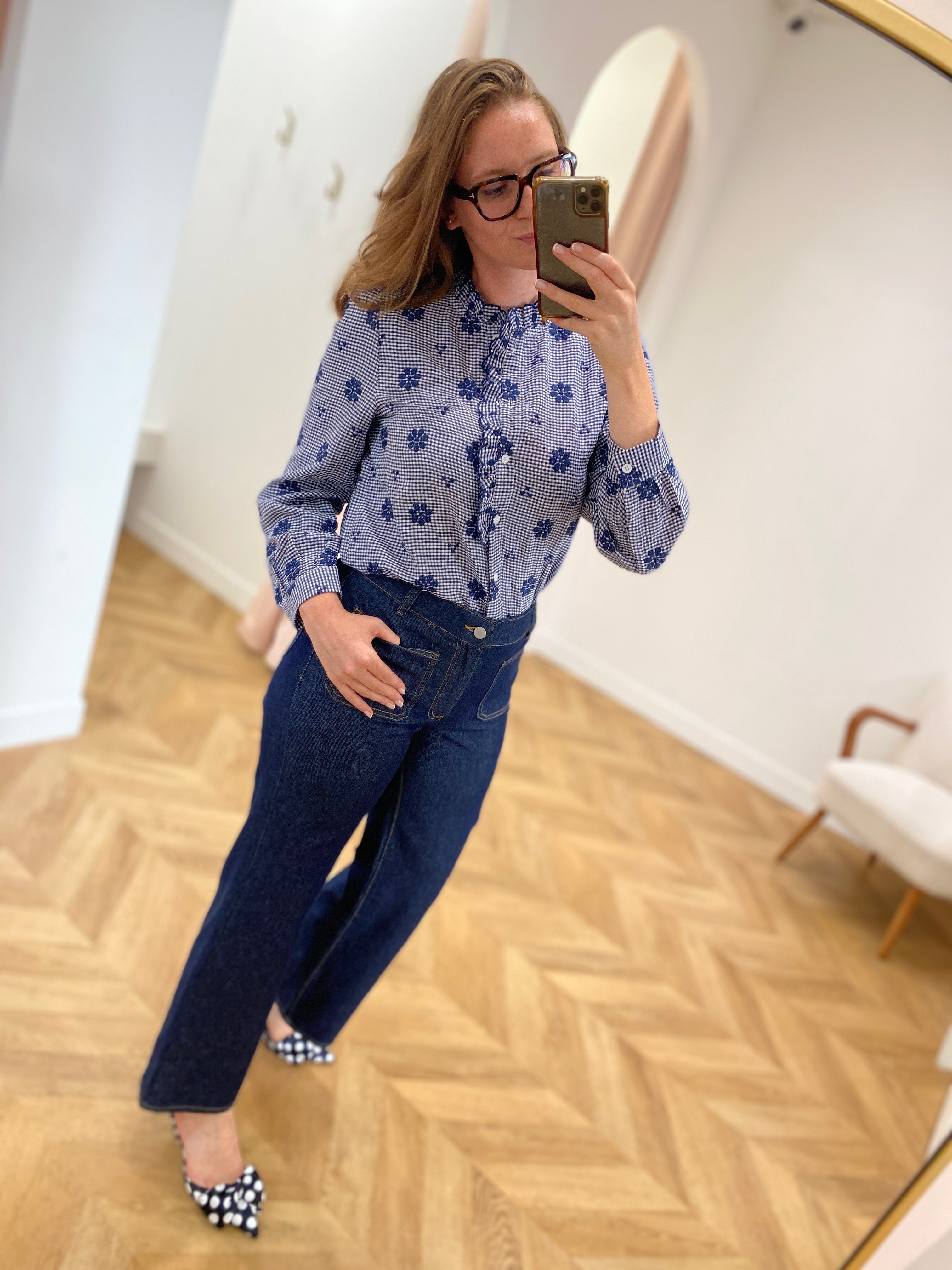 Jean large Viflorie VILA Dark Blue Denim porté avec une blouse