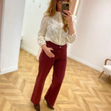 Jean Vilorie VILA Port Royal taille haute porté avec une blouse écrue