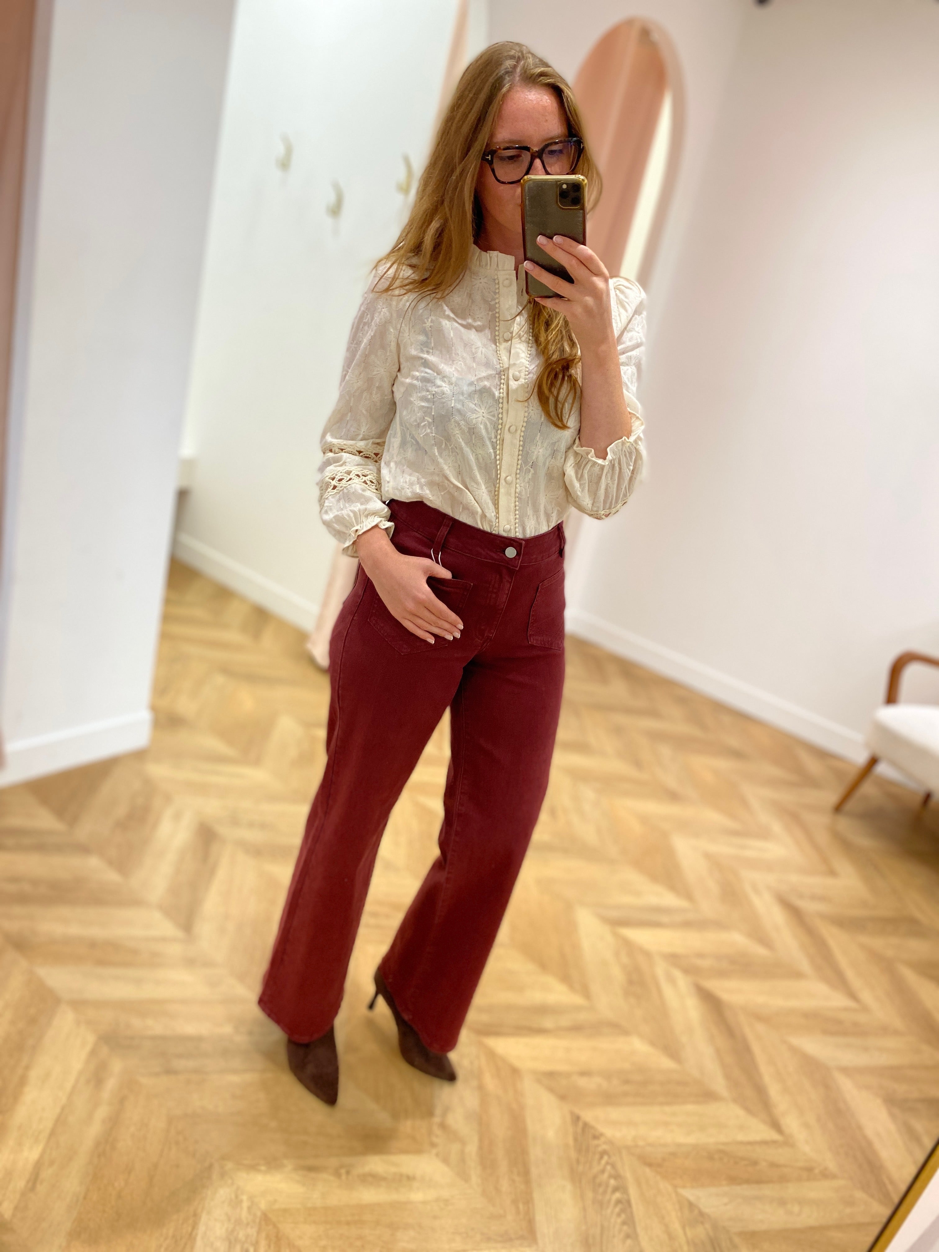 Jean Vilorie VILA Port Royal taille haute porté avec une blouse écrue