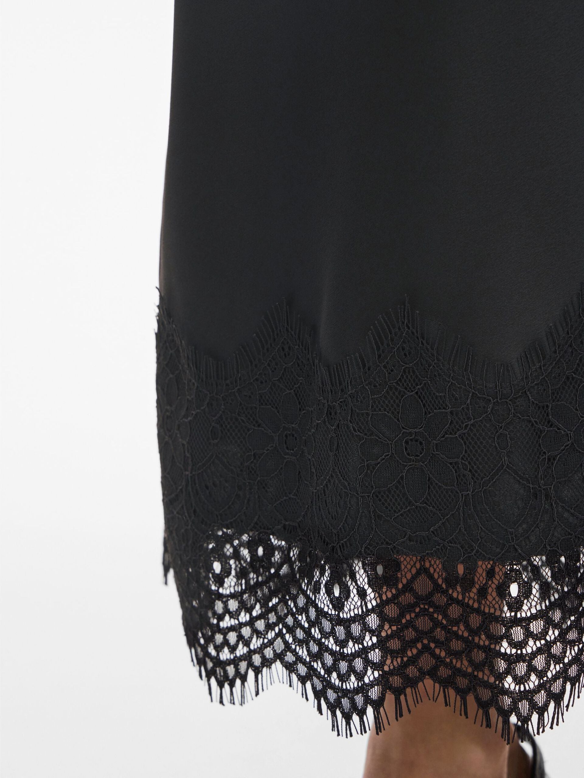 Jupe VIELLETTE VILA noire – gros plan sur la dentelle florale ajourée en bas de jupe
