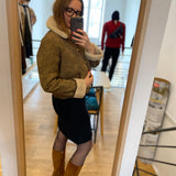 Manteau court en peau lainée femme East - Taupe - SUNCOO