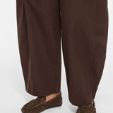 Pantalon barrel VIJEMMA VILA Coffee Bean – détail bas de jambes