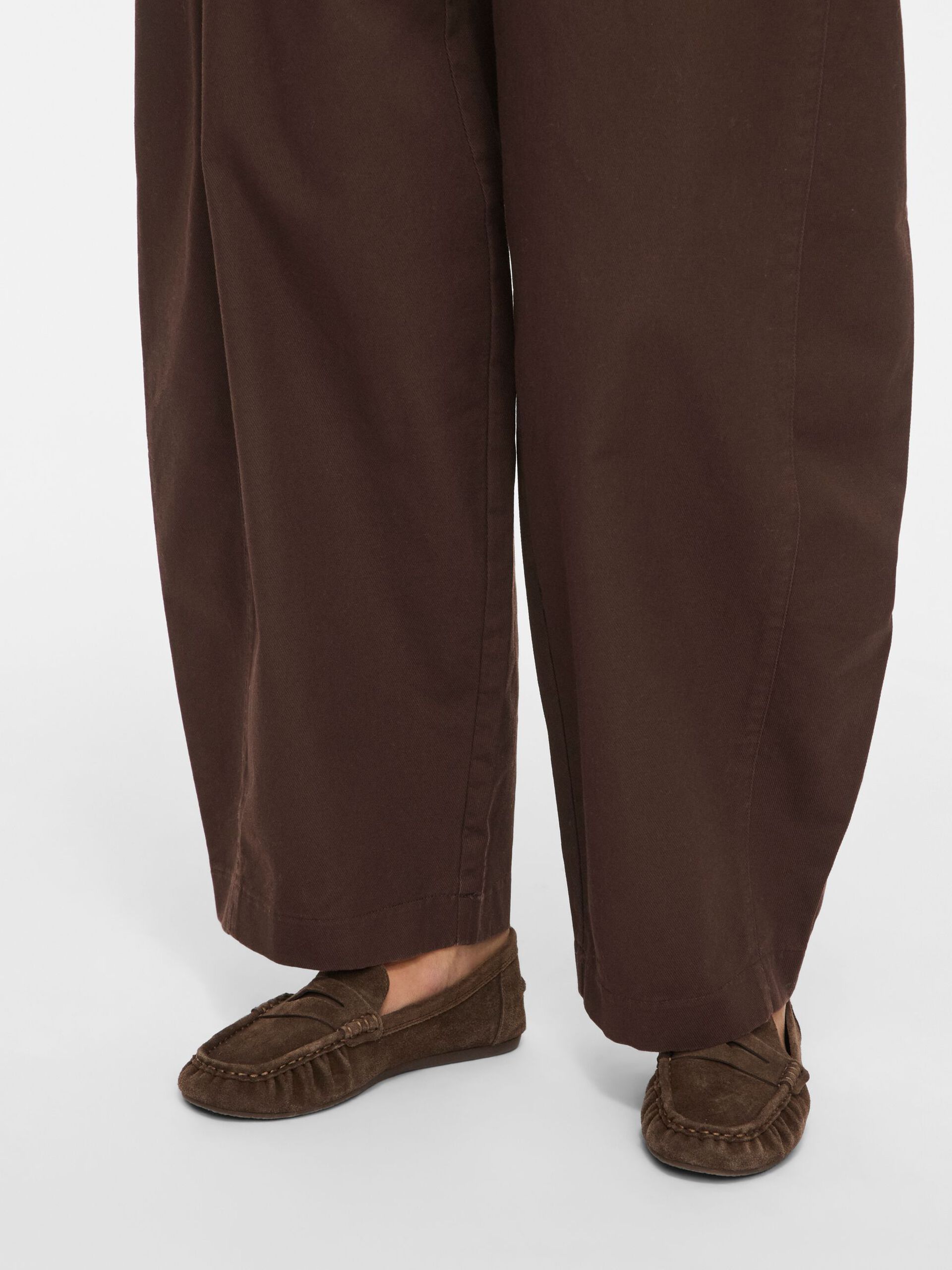 Pantalon barrel VIJEMMA VILA Coffee Bean – détail bas de jambes
