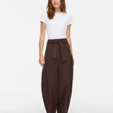 Pantalon barrel VIJEMMA VILA Coffee Bean – porté de face