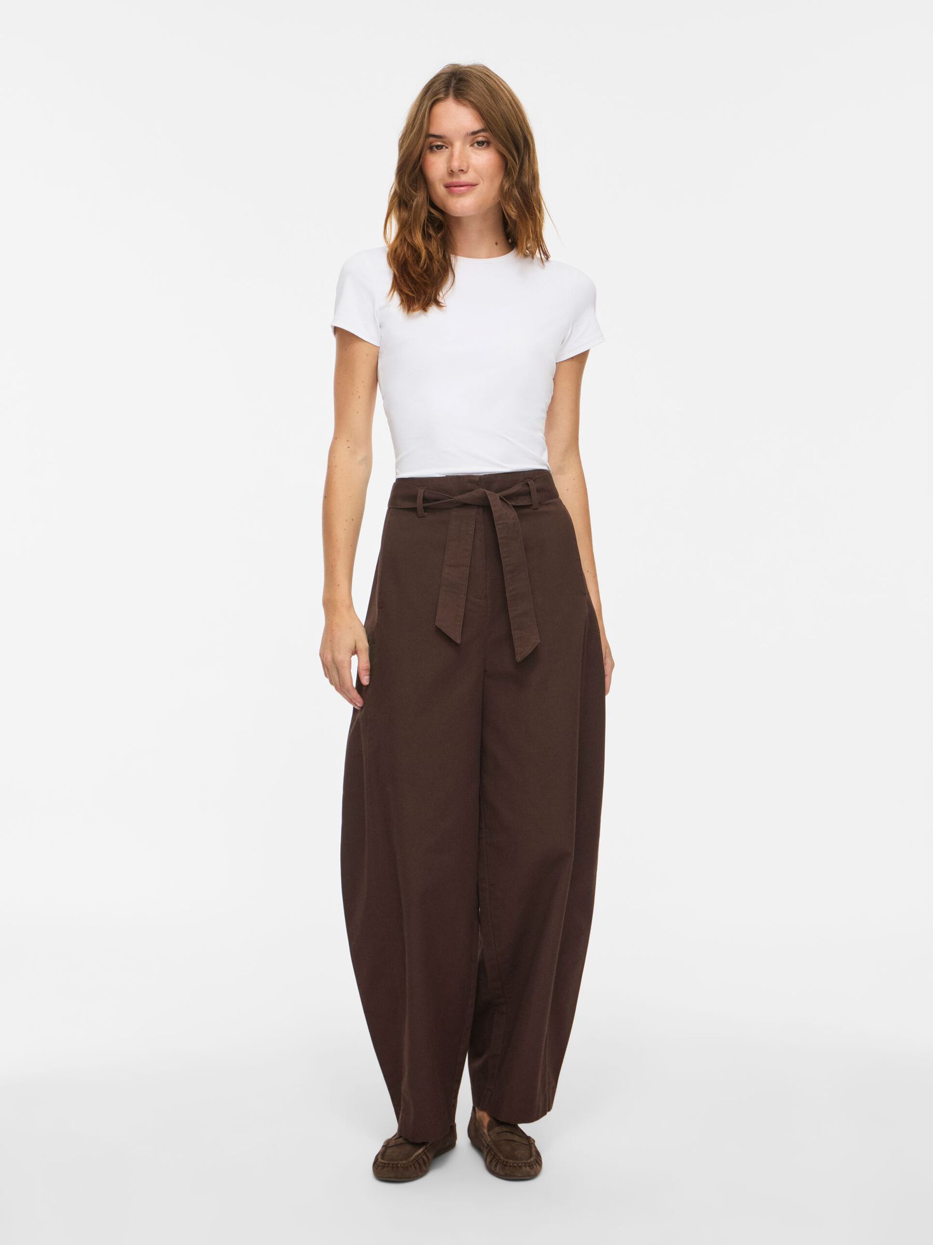 Pantalon barrel VIJEMMA VILA Coffee Bean – porté de face