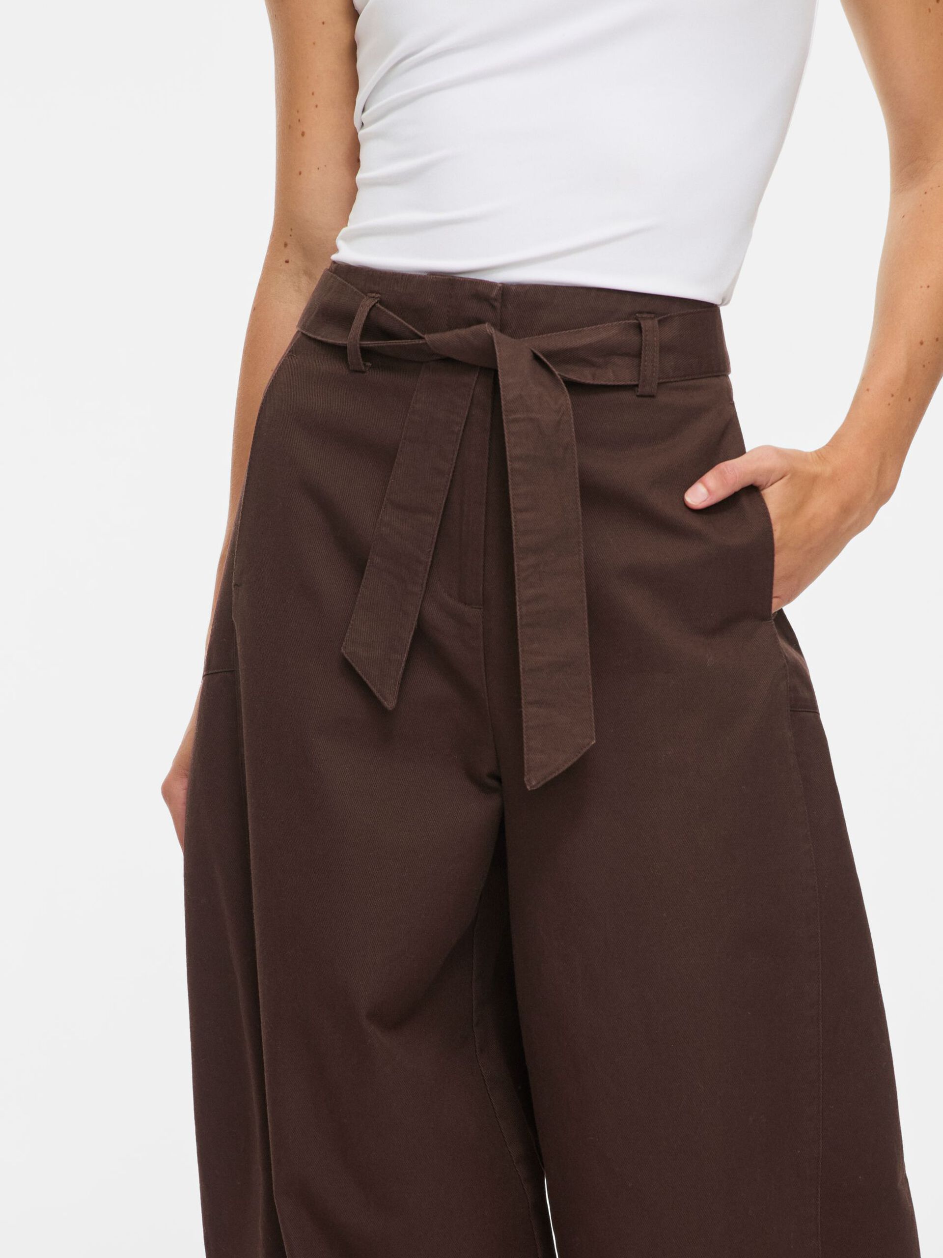 Pantalon barrel VIJEMMA VILA Coffee Bean – détail taille et ceinture à nouer
