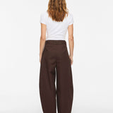Pantalon barrel VIJEMMA VILA Coffee Bean – porté de dos
