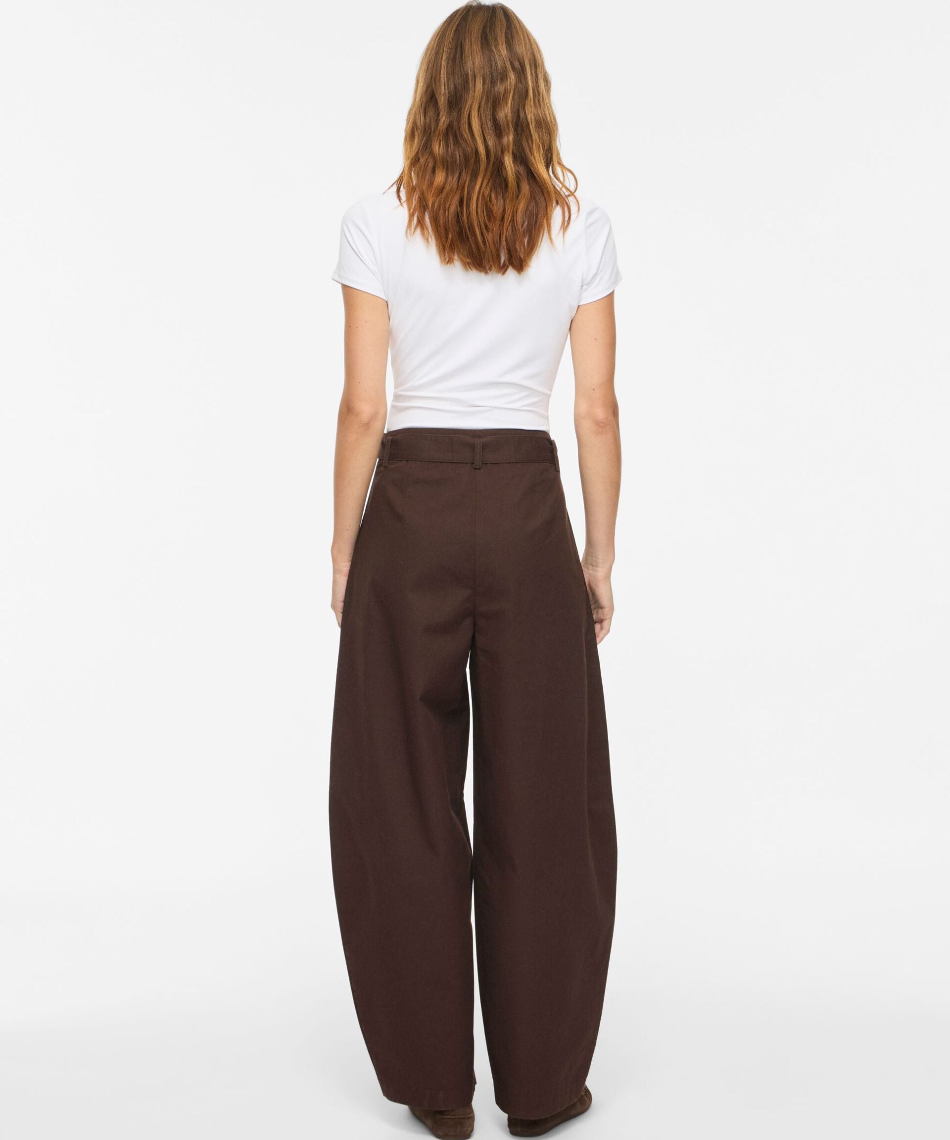 Pantalon barrel VIJEMMA VILA Coffee Bean – porté de dos
