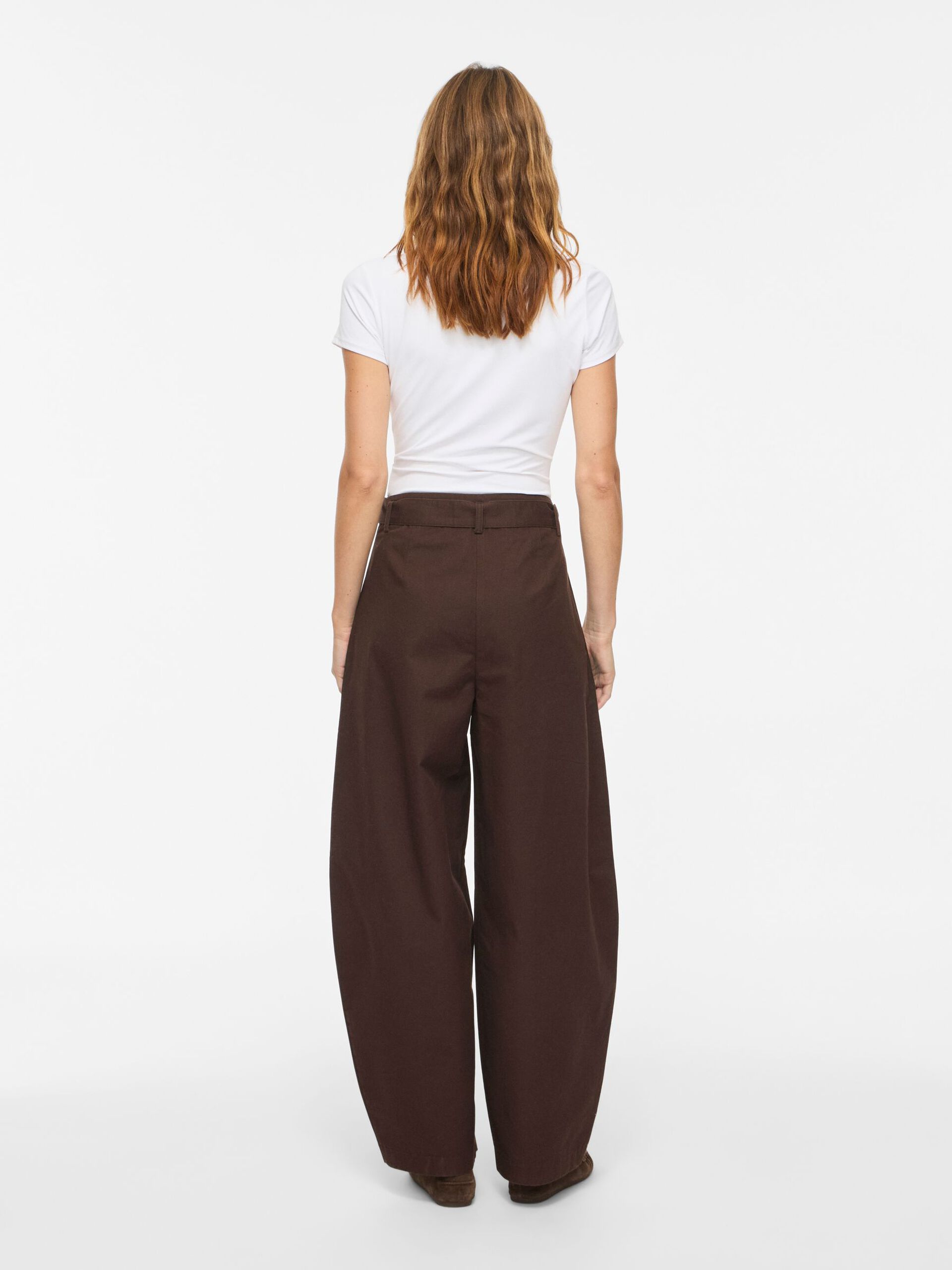 Pantalon barrel VIJEMMA VILA Coffee Bean – porté de dos