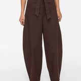 Pantalon barrel VIJEMMA VILA Coffee Bean – coupe barrel portée de face