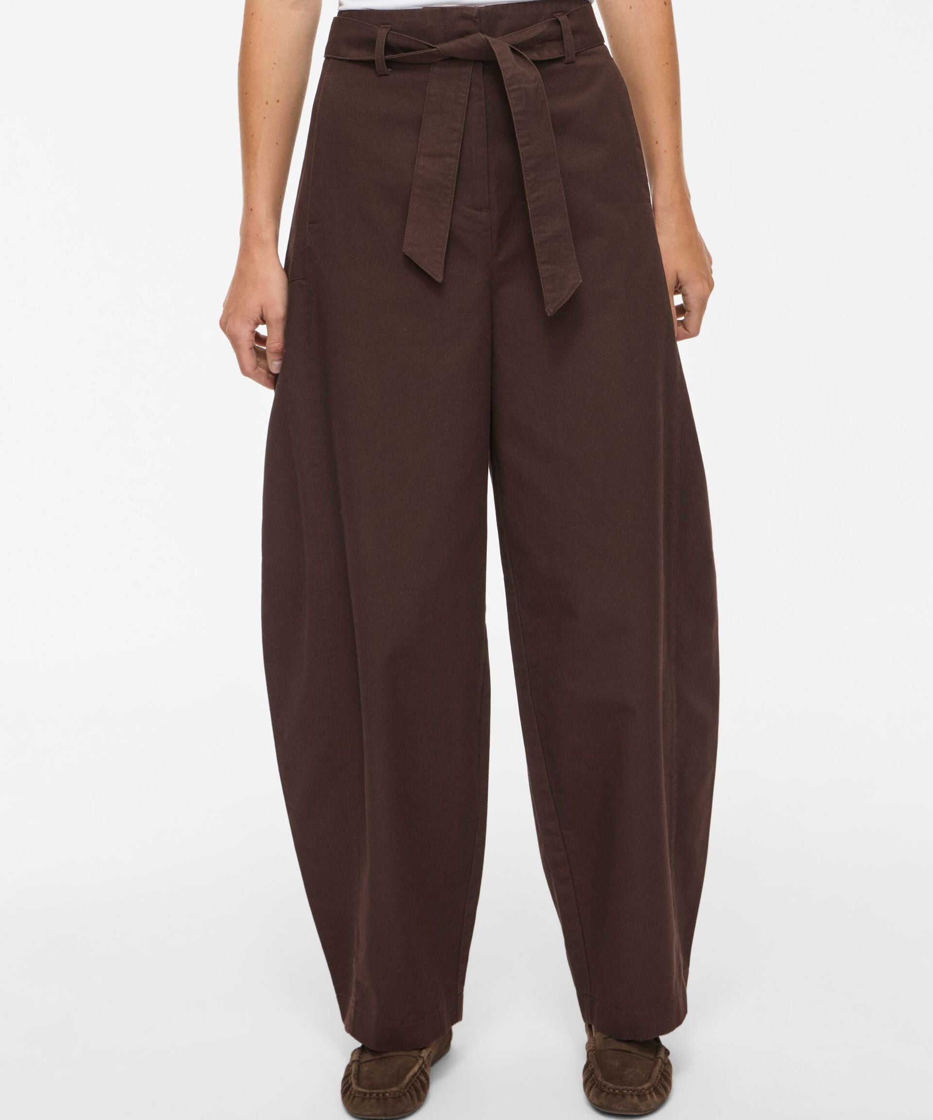 Pantalon barrel VIJEMMA VILA Coffee Bean – coupe barrel portée de face