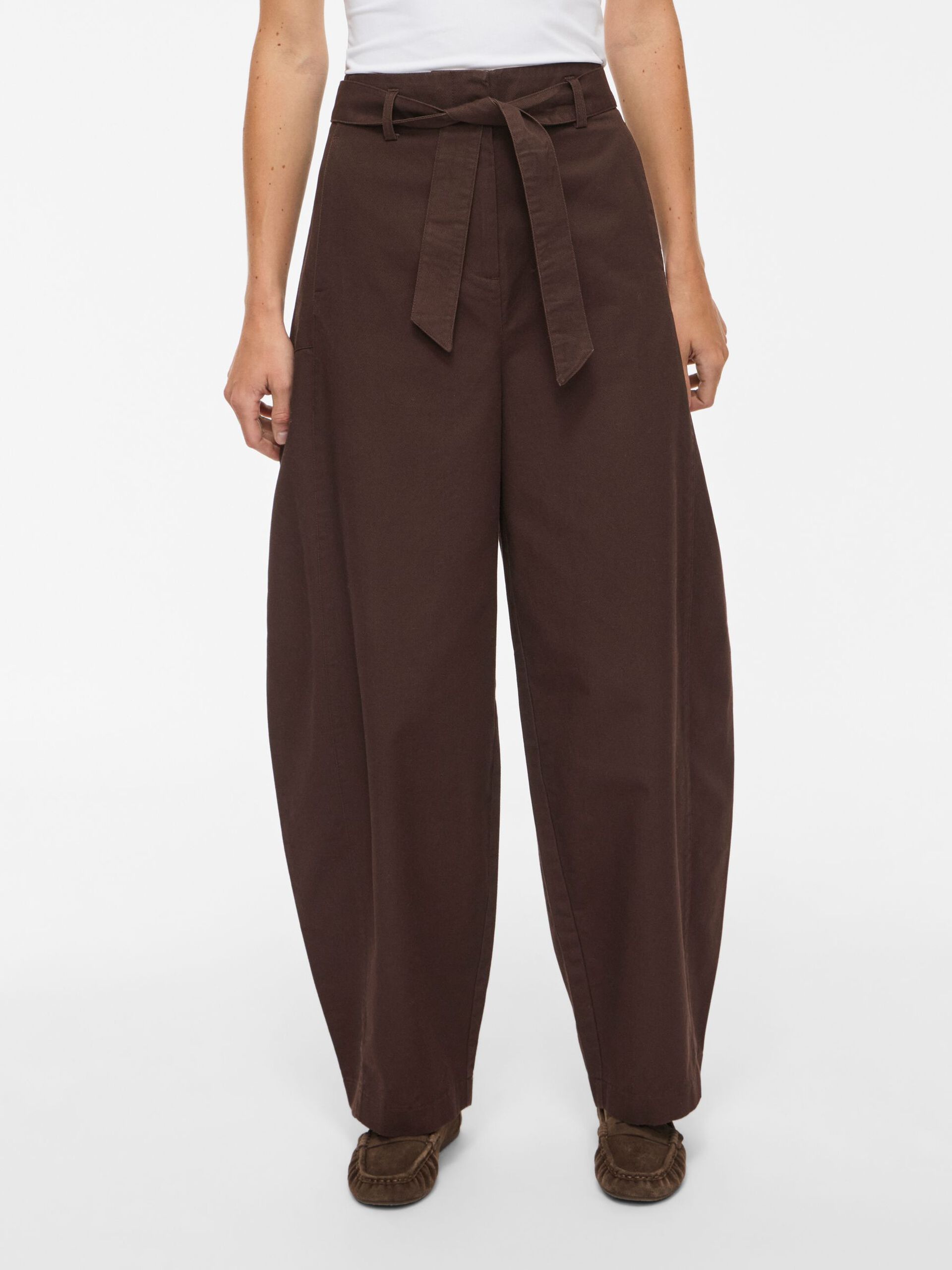 Pantalon barrel VIJEMMA VILA Coffee Bean – coupe barrel portée de face