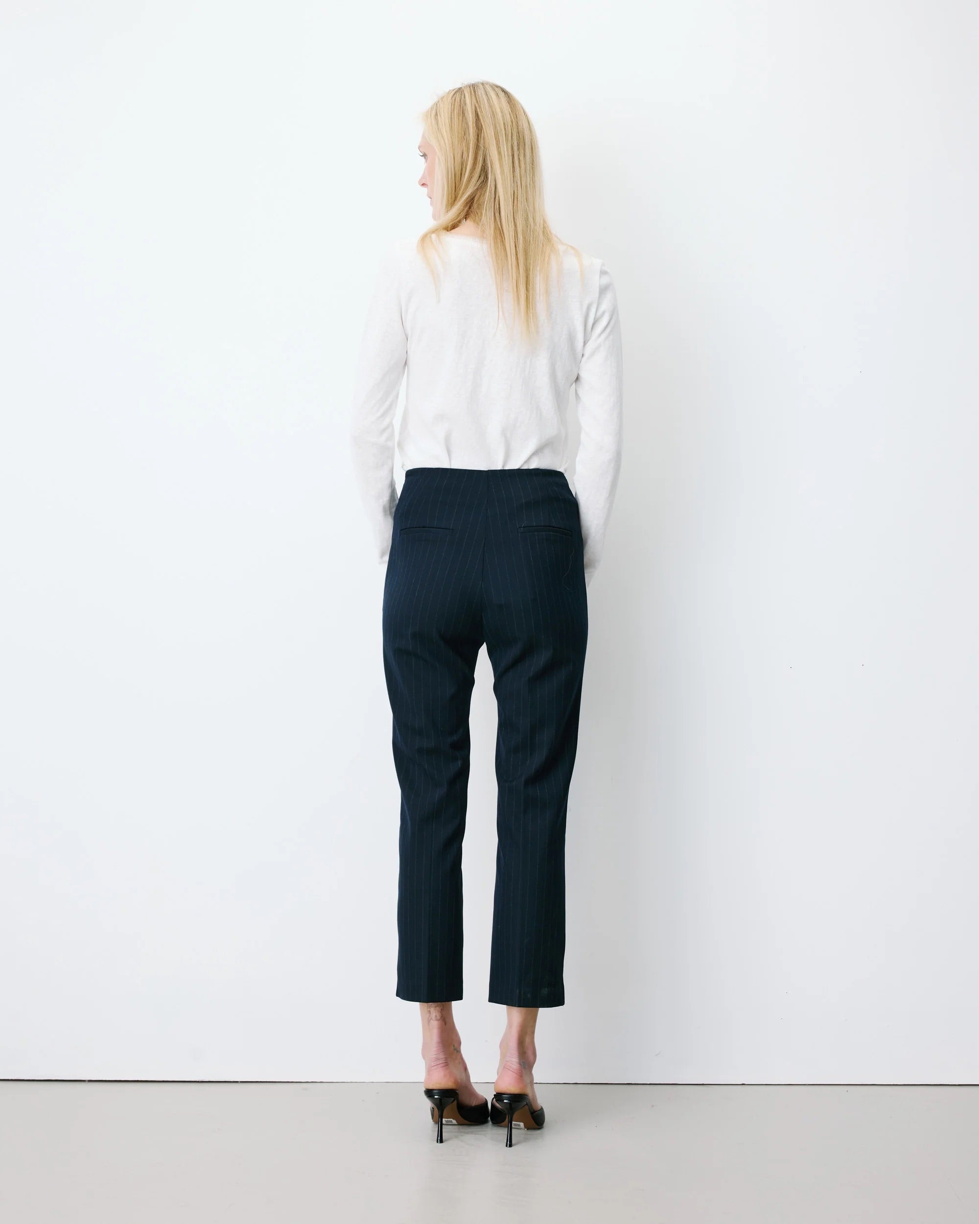 Pantalon capri ADRIAN GRACE & MILA marine – porté de dos