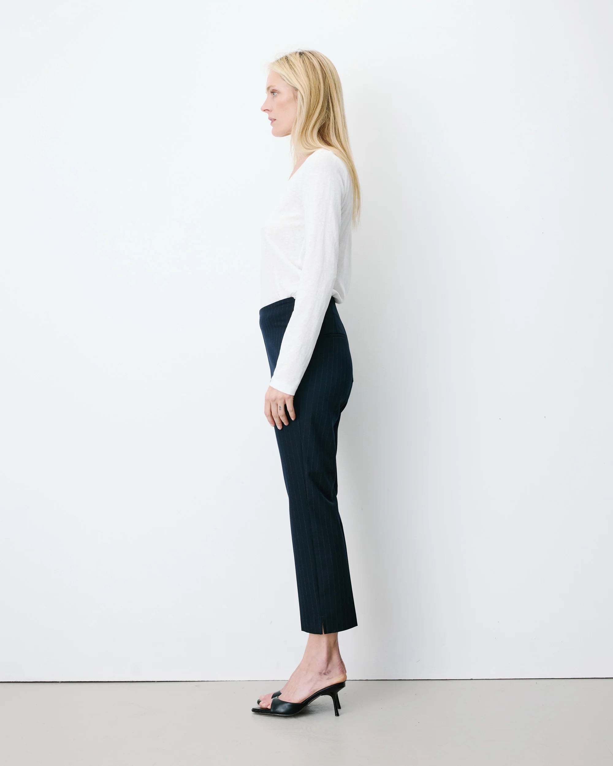 Pantalon capri ADRIAN GRACE & MILA marine – porté de profil