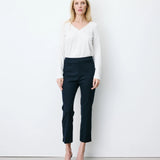 Pantalon capri ADRIAN GRACE & MILA marine à rayures – porté de face