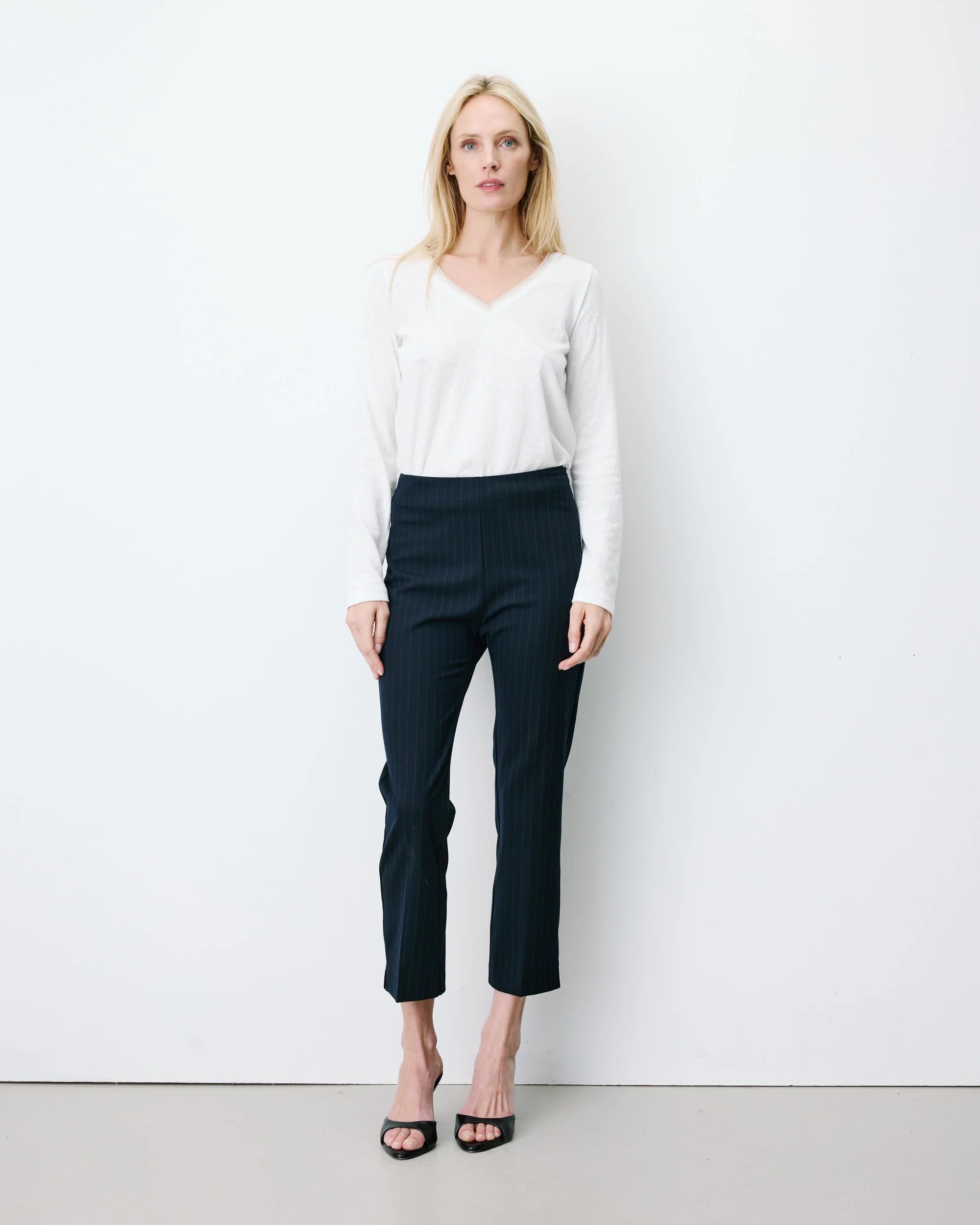 Pantalon capri ADRIAN GRACE & MILA marine à rayures – porté de face