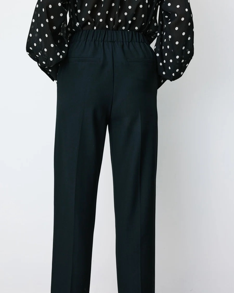 Pantalon ARMSTRONG GRACE & MILA marine – détail de la taille élastiquée et des fausses poches passepoilées