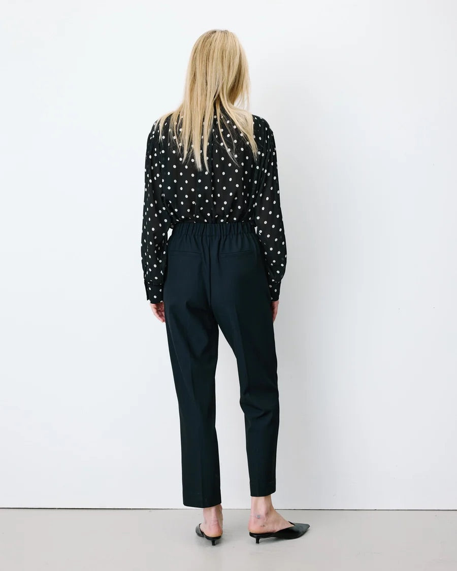 Pantalon cigarette 7/8 ARMSTRONG GRACE & MILA marine – porté de dos