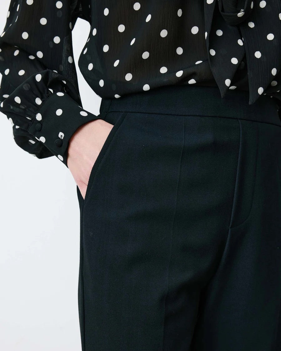 Pantalon ARMSTRONG GRACE & MILA marine – détail de la poche latérale et de la taille haute