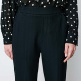 Pantalon ARMSTRONG GRACE & MILA marine – détail de la ceinture, de la fermeture et des plis au fer