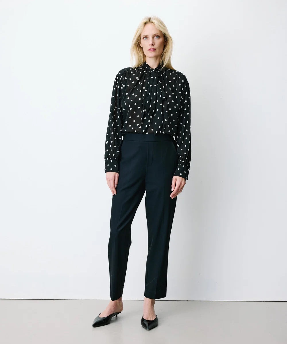 Pantalon cigarette ARMSTRONG GRACE & MILA marine – porté de face avec blouse à pois