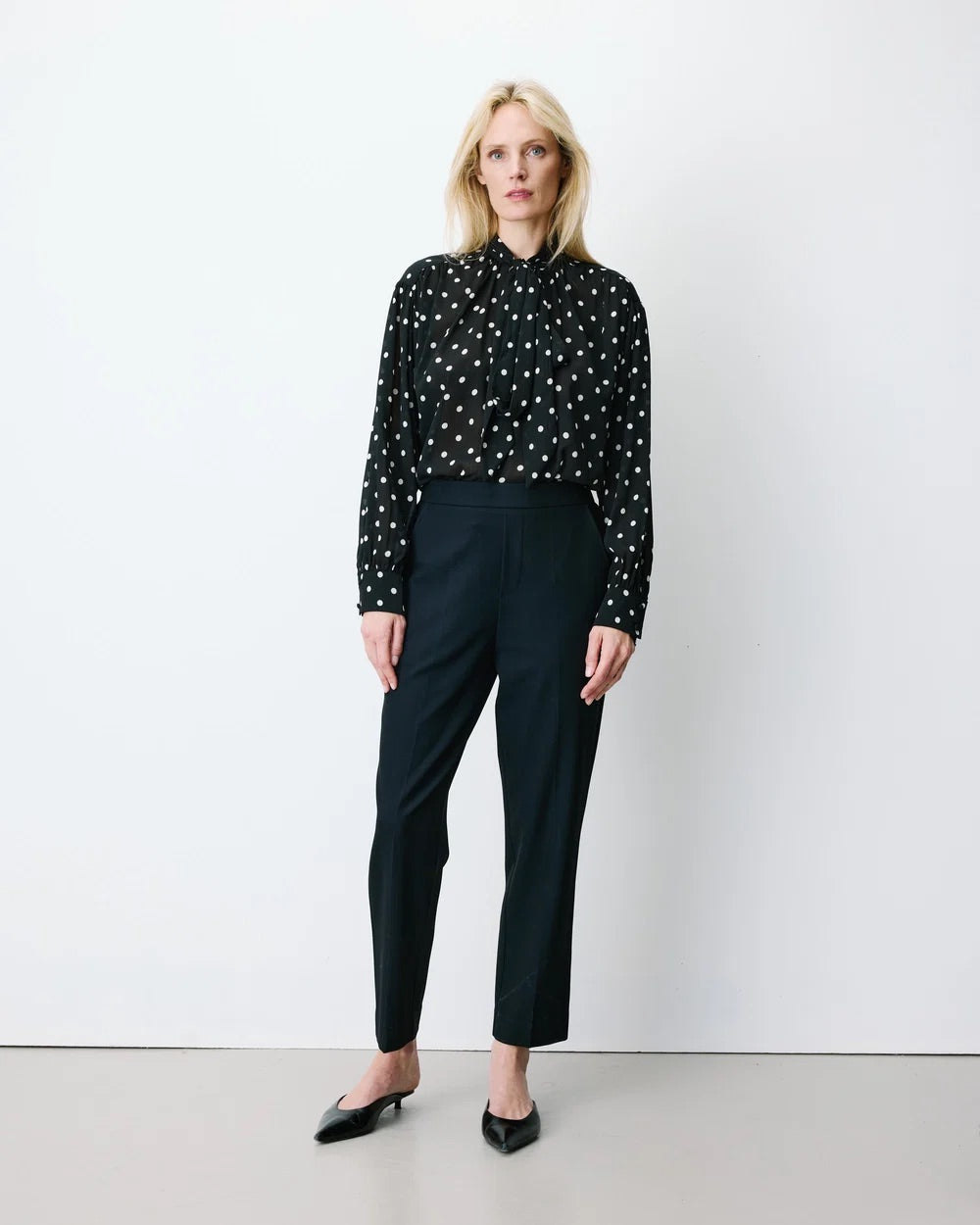 Pantalon cigarette ARMSTRONG GRACE & MILA marine – porté de face avec blouse à pois