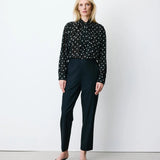 Pantalon cigarette ARMSTRONG GRACE & MILA marine – porté de face avec blouse à pois