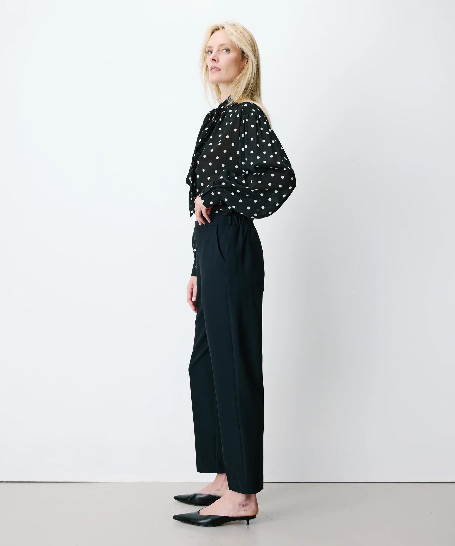 Pantalon cigarette 7/8 ARMSTRONG GRACE & MILA marine – vue de profil avec taille élastiquée au dos