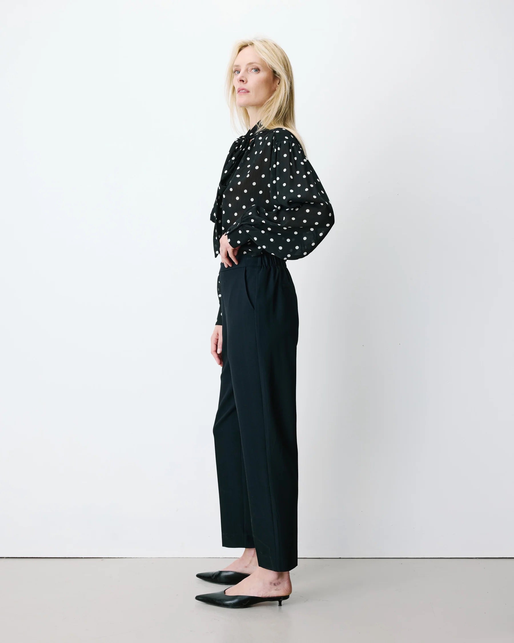 Pantalon cigarette 7/8 ARMSTRONG GRACE & MILA marine – vue de profil avec taille élastiquée au dos