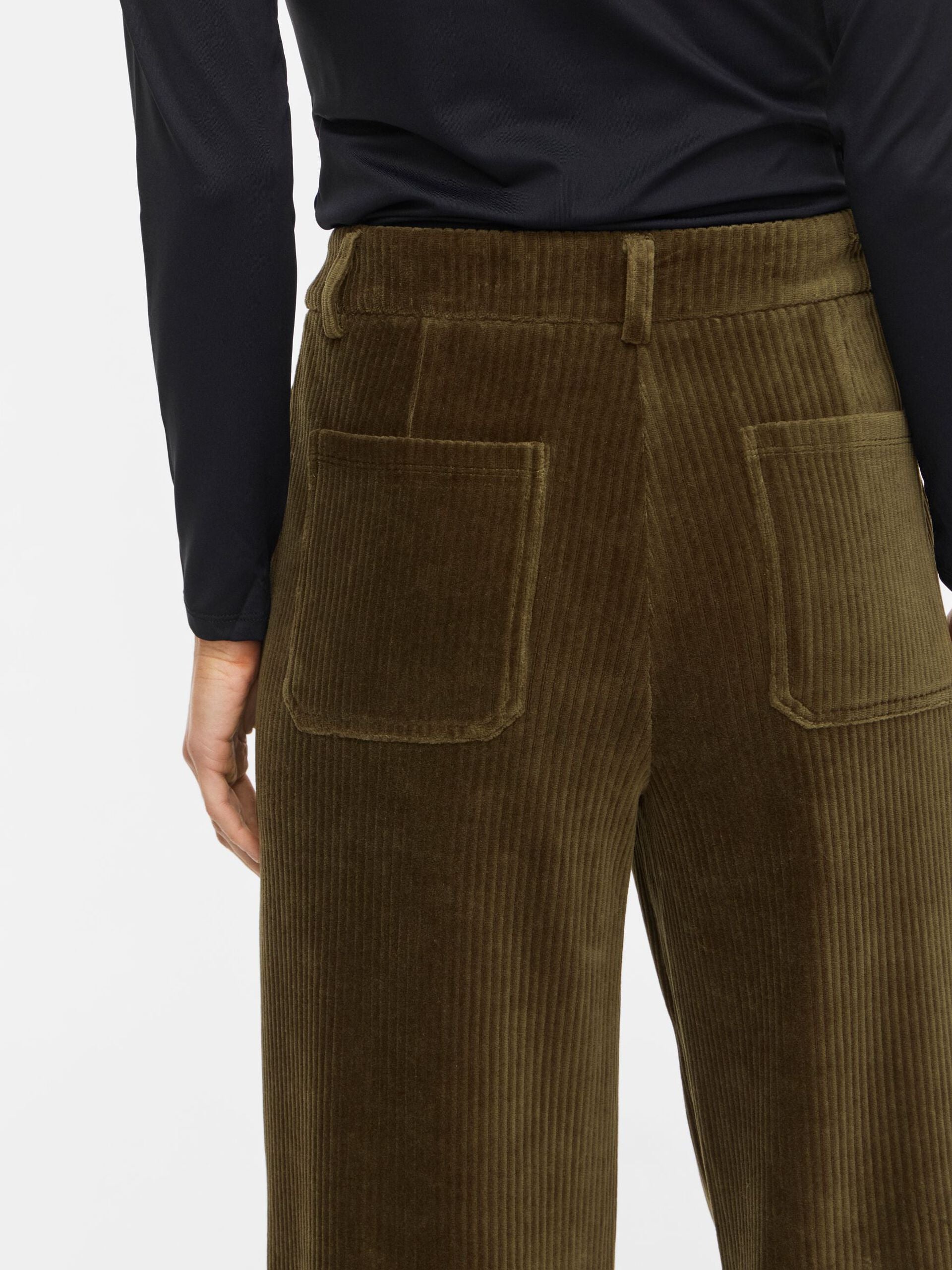 Pantalon VIKITA VILA Forest Night – détail des poches plaquées au dos