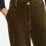Pantalon VIKITA VILA Forest Night – détail taille, bouton et velours côtelé