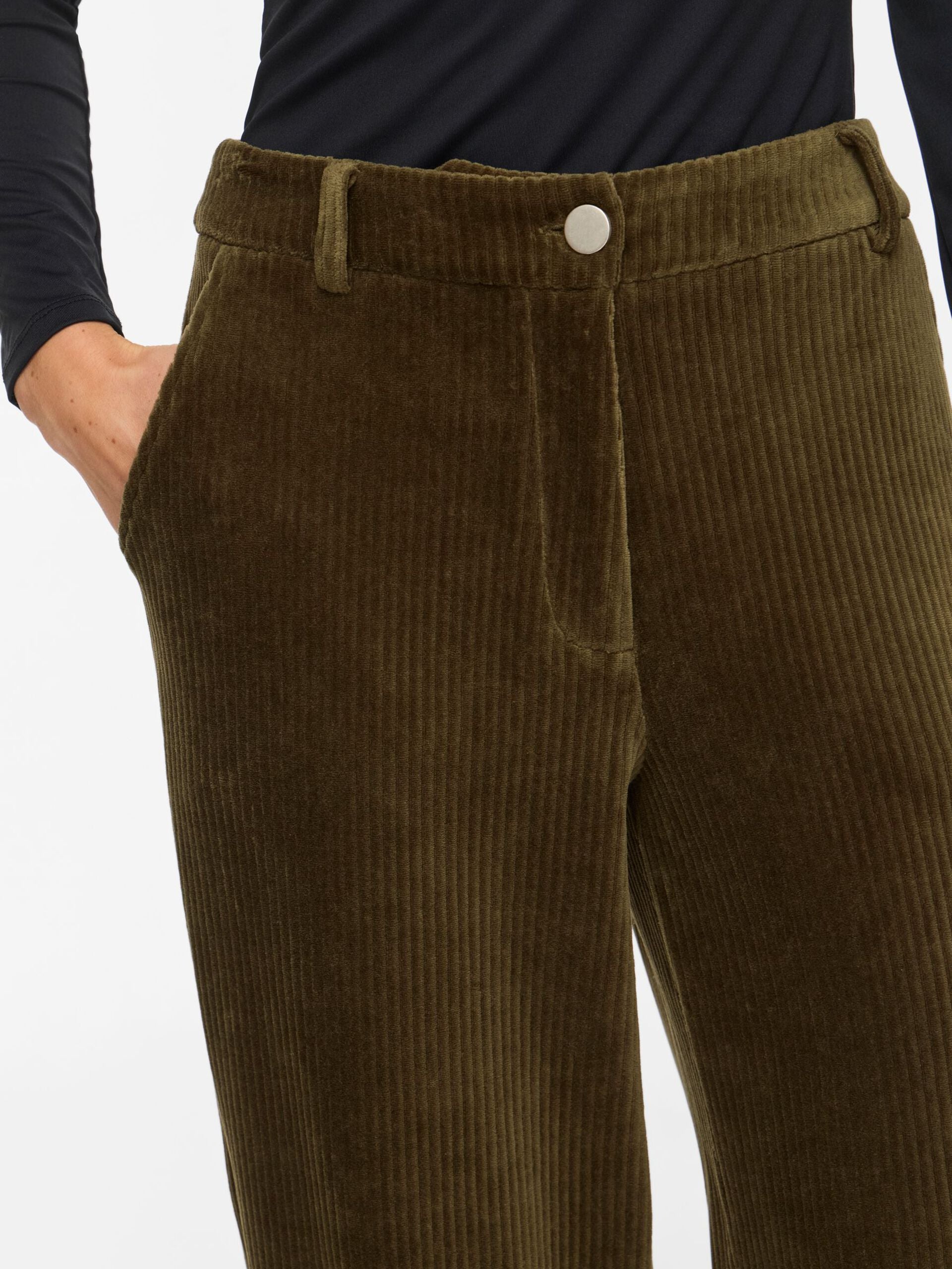 Pantalon VIKITA VILA Forest Night – détail taille, bouton et velours côtelé