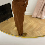 Pantalon Edith C'EST BEAU LA VIE Cappuccino – porté de profil en velours côtelé