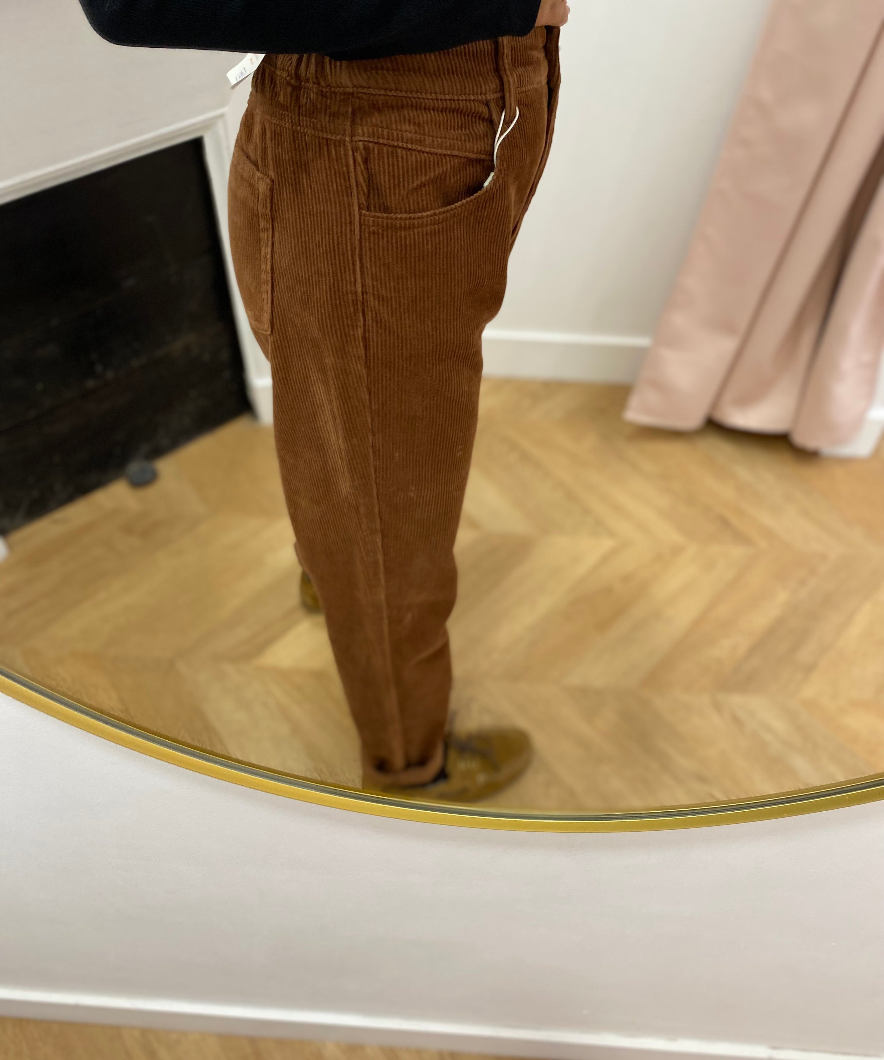 Pantalon Edith C'EST BEAU LA VIE Cappuccino – porté de profil en velours côtelé