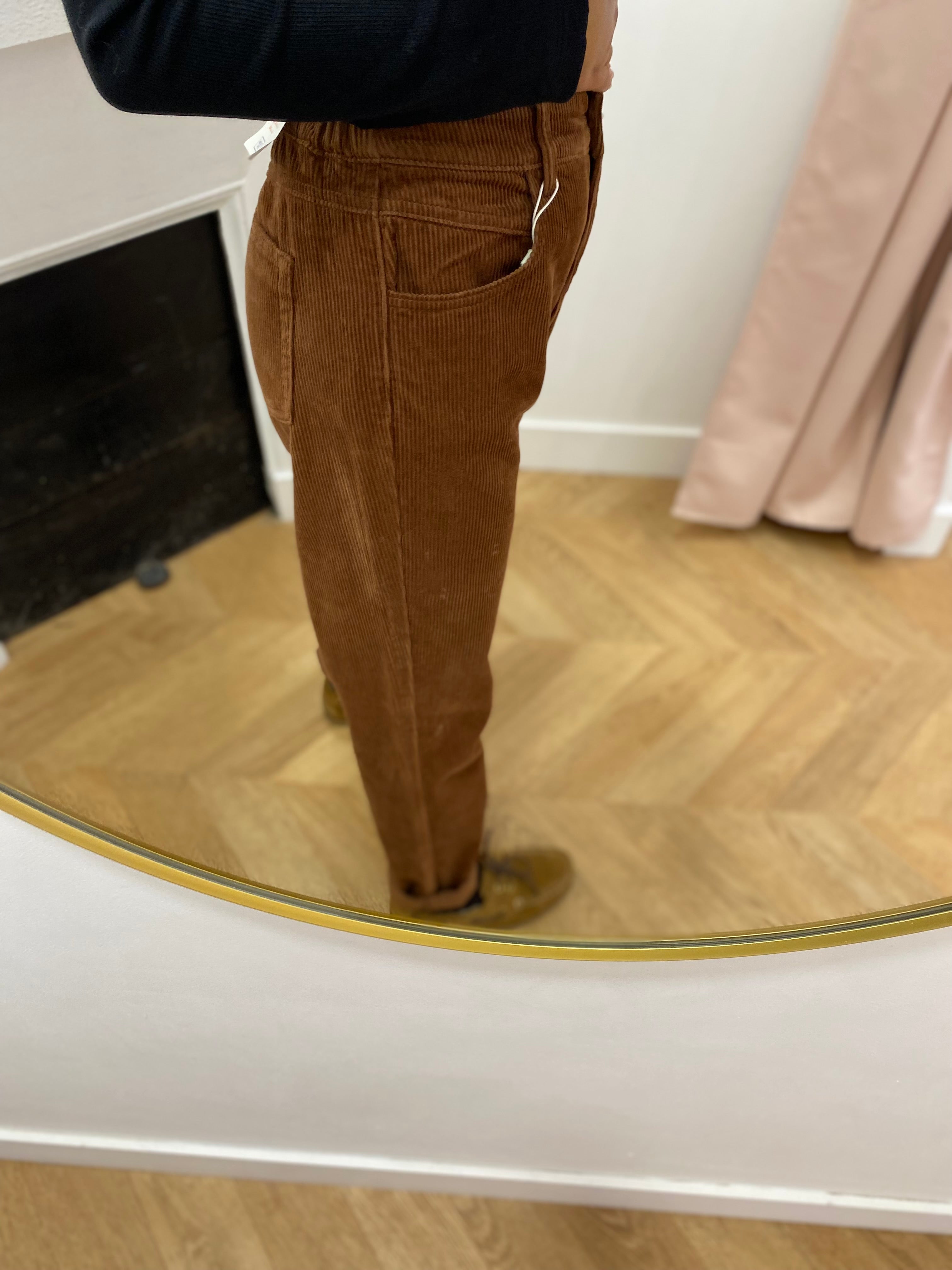 Pantalon Edith C'EST BEAU LA VIE Cappuccino – porté de profil en velours côtelé