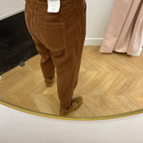 Pantalon Edith C'EST BEAU LA VIE Cappuccino – porté de dos avec poches plaquées