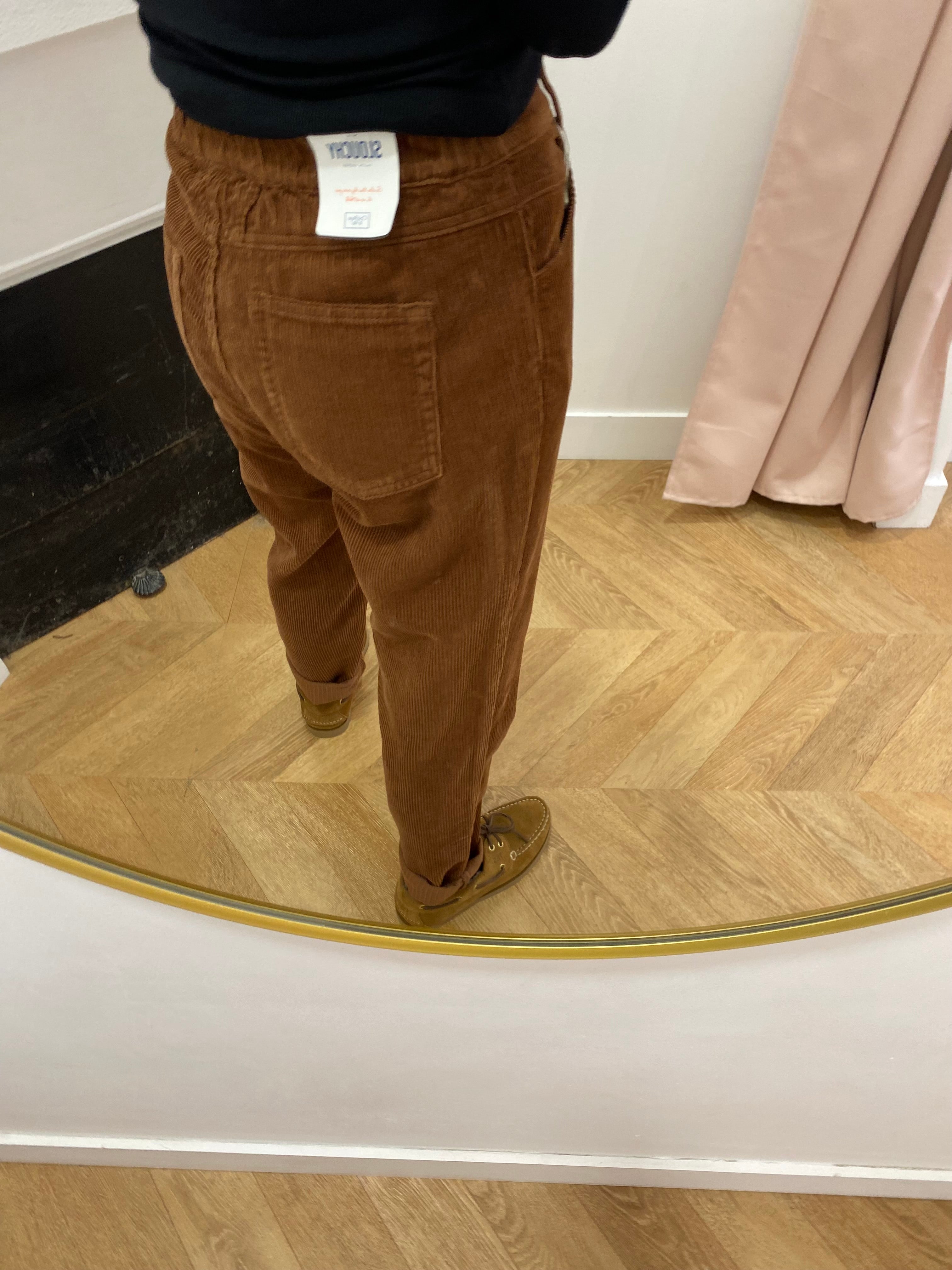 Pantalon Edith C'EST BEAU LA VIE Cappuccino – porté de dos avec poches plaquées
