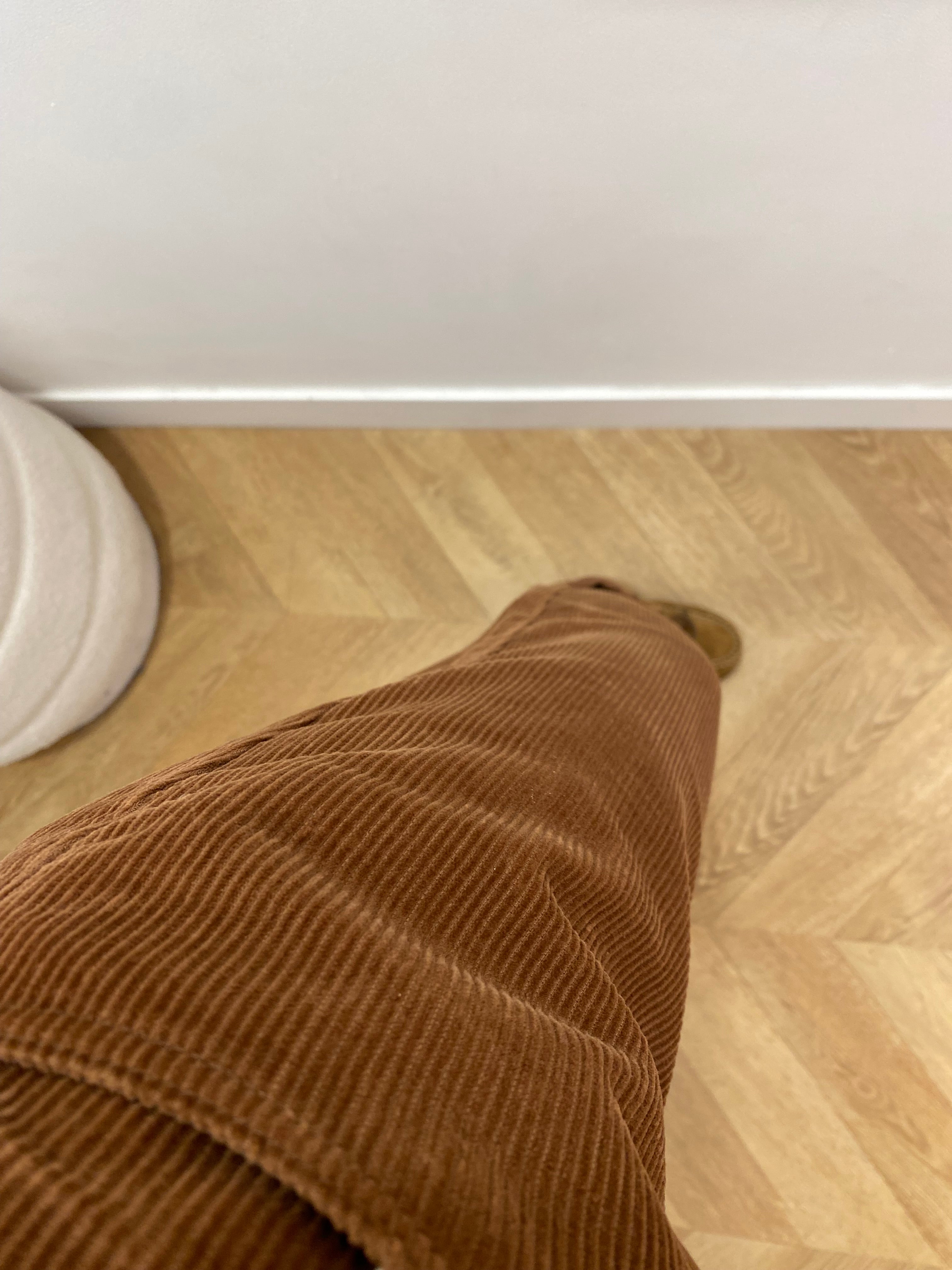 Pantalon Edith C'EST BEAU LA VIE Cappuccino – vue de face et détail des poches
