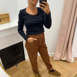 Tee-shirt Eli C'EST BEAU LA VIE noir – vue portée avec pantalon en velours