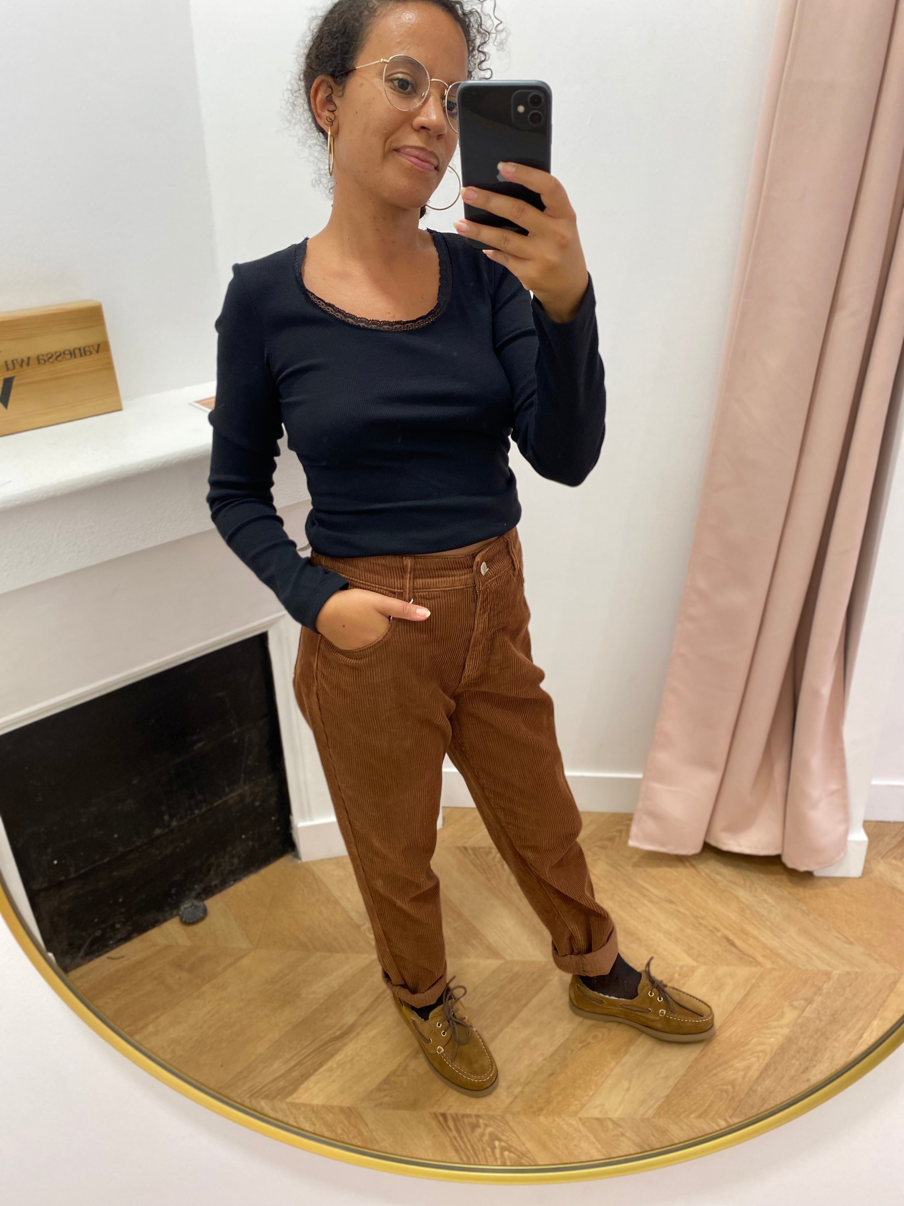 Tee-shirt Eli C'EST BEAU LA VIE noir – vue portée avec pantalon en velours