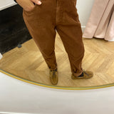 Pantalon Edith C'EST BEAU LA VIE Cappuccino – détail du velours côtelé