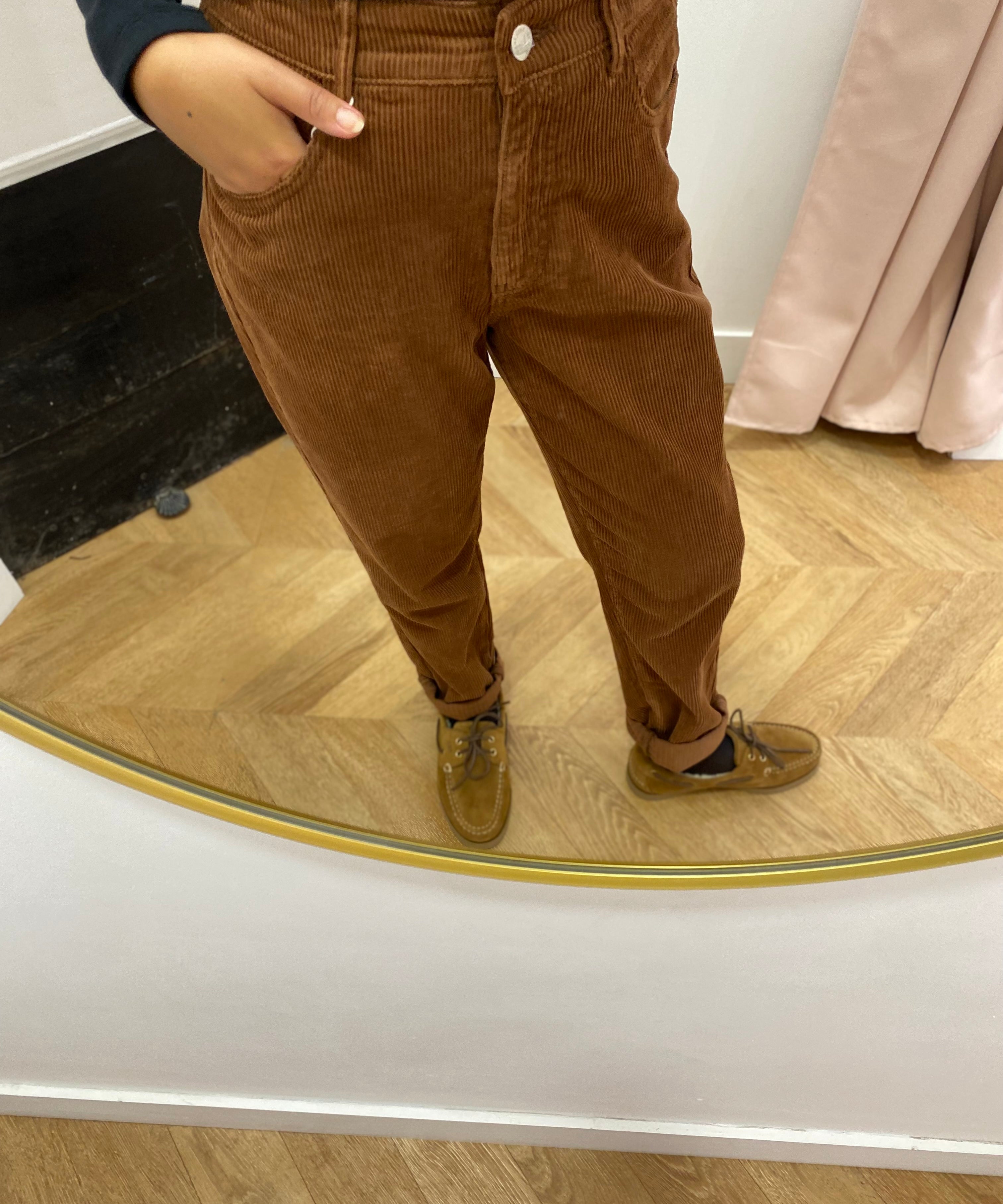 Pantalon Edith C'EST BEAU LA VIE Cappuccino – détail du velours côtelé